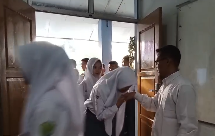 Menyambut dengan Senyum, Menanamkan Nilai Sejak Pagi