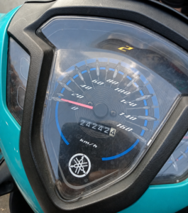 refleksi dari odometer cantik