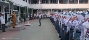 pak asep ridwan-sebagai-pembina-upacara